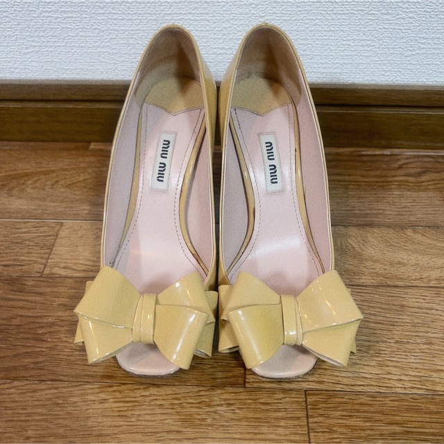 miumiu(ミュウミュウ)の美品正規品☆miumiu☆可愛いリボンオープントゥパンプス☆ベージュ レディースの靴/シューズ(サンダル)の商品写真