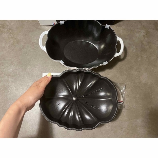 STAUB(ストウブ)の激レア　廃盤　STAUB ストウブ　ホワイト　トマトココット　25cm 両手鍋 インテリア/住まい/日用品のキッチン/食器(鍋/フライパン)の商品写真