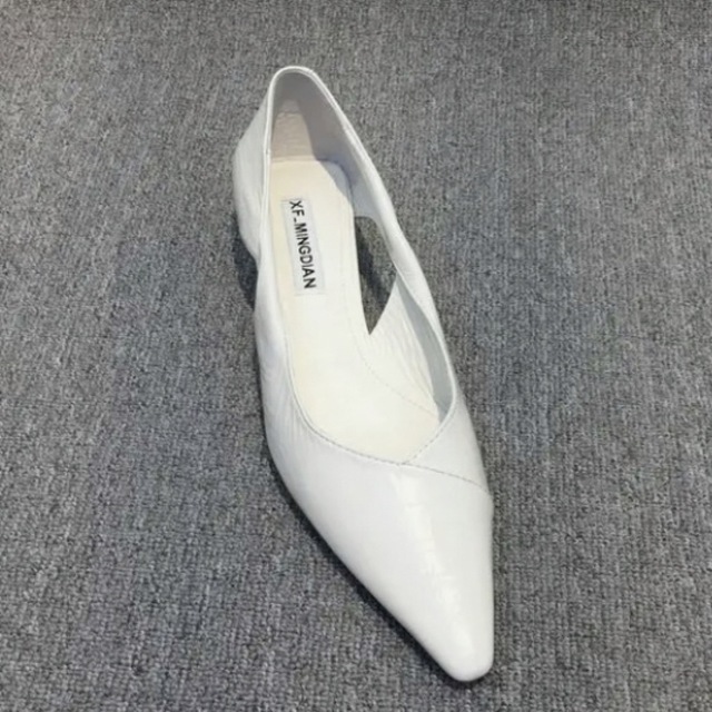 ホワイト ポインテッドトゥ ねじれデザイン パンプス レディースの靴/シューズ(ハイヒール/パンプス)の商品写真