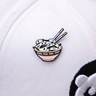 ニューエラー(NEW ERA)のNEW ERA ピンズ バッチ ラーメン モチーフ ピンク(キャップ)