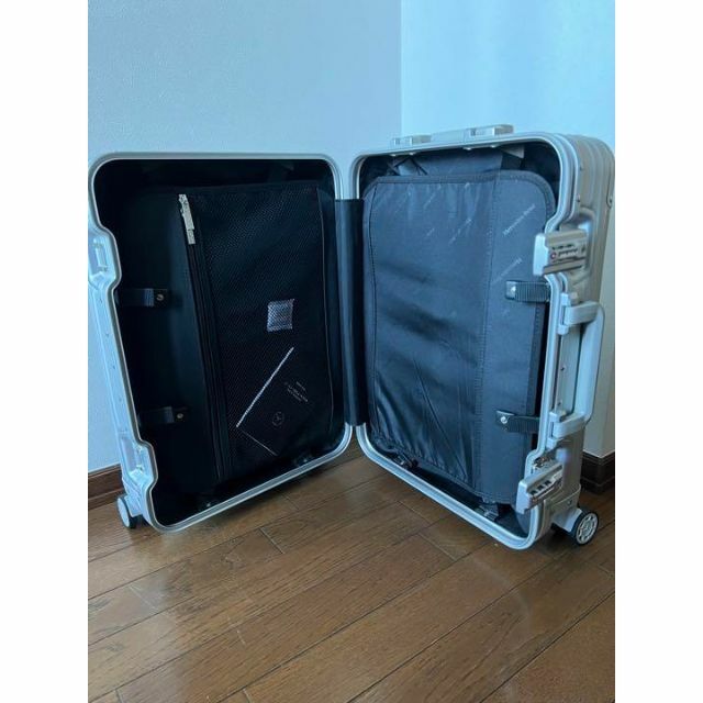 RIMOWA(リモワ)の新品未使用 メルセデスベンツ　スーツケース　キャリーバッグ 32l　 メンズのバッグ(トラベルバッグ/スーツケース)の商品写真
