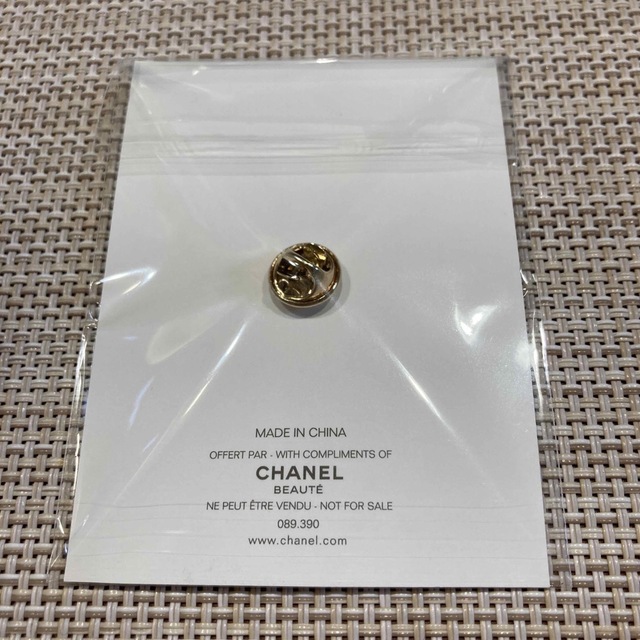 CHANEL(シャネル)のシャネル ノベルティ ピンバッジ リップスティック 口紅 レディースのアクセサリー(ブローチ/コサージュ)の商品写真