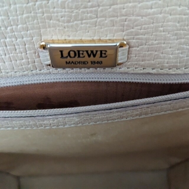 LOEWE(ロエベ)のロエベ　ショルダーバック　アイボリー レディースのバッグ(ショルダーバッグ)の商品写真