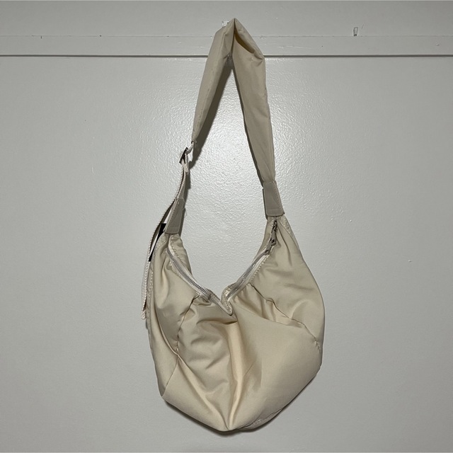Aunt Marie's(アントマリーズ)のAunt Marie's ナイロンショルダーバッグ/軽量素材　アイボリー レディースのバッグ(ショルダーバッグ)の商品写真