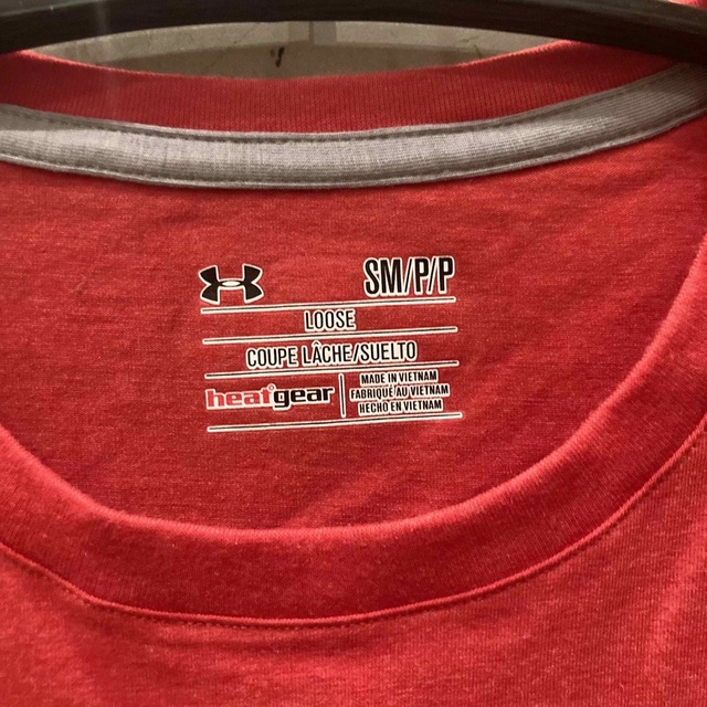 UNDER ARMOUR(アンダーアーマー)の新品送料込み　アンダーアーマー　Tシャツ　レッド　S メンズのトップス(Tシャツ/カットソー(半袖/袖なし))の商品写真
