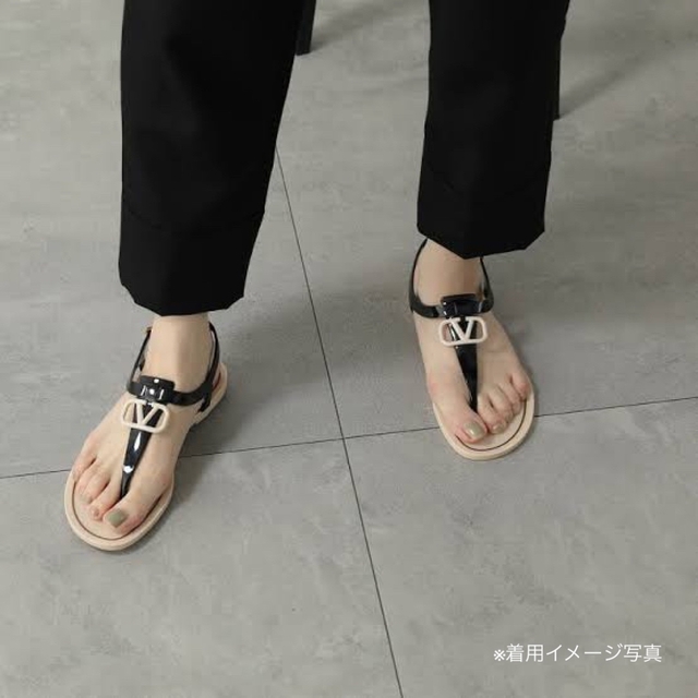 VALENTINO(ヴァレンティノ)の【値下げ】【正規品】VALENTINO✨ラバー素材サンダル【箱つき】 レディースの靴/シューズ(サンダル)の商品写真