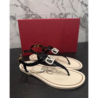 ヴァレンティノ(VALENTINO)の【値下げ】【正規品】VALENTINO✨ラバー素材サンダル【箱つき】(サンダル)