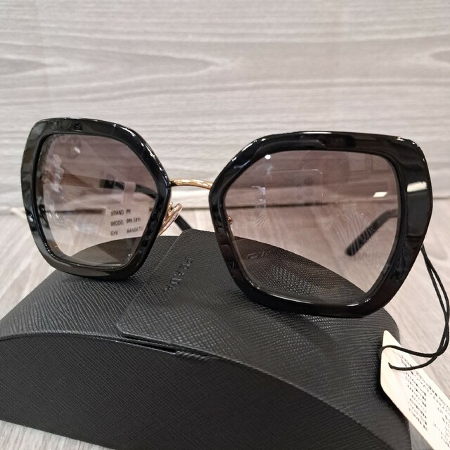 展示品✨新品‼︎箱・タグ付き PRADA サングラス ブラック 展示品✨新品‼︎箱・タグ付き PRADA サングラス ブラック