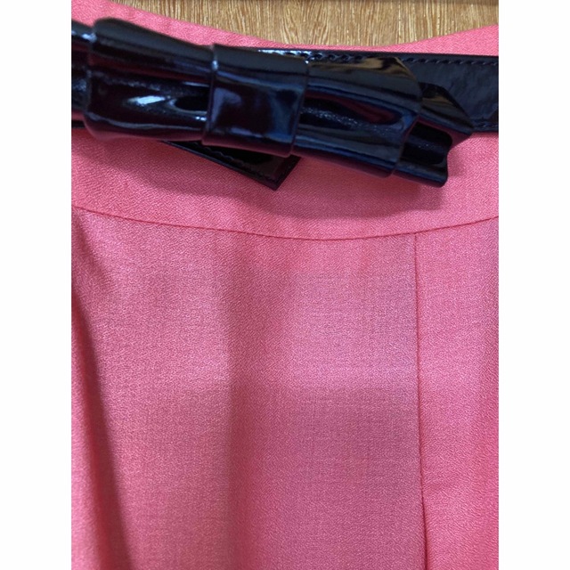 エナメルベルト付き　ひざ丈フレアスカート レディースのスカート(ひざ丈スカート)の商品写真