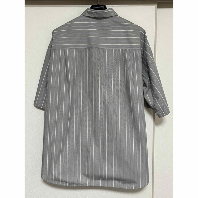 GU(ジーユー)のGU ブロードオーバーサイズシャツ5分袖　グレーストライプ　メンズS サイズ メンズのトップス(シャツ)の商品写真