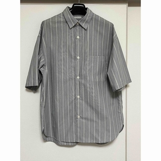 ジーユー(GU)のGU ブロードオーバーサイズシャツ5分袖　グレーストライプ　メンズS サイズ(シャツ)