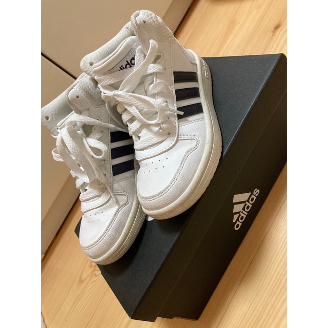 adidas(アディダス)のadidas スニーカー18センチ キッズ/ベビー/マタニティのキッズ靴/シューズ(15cm~)(スニーカー)の商品写真