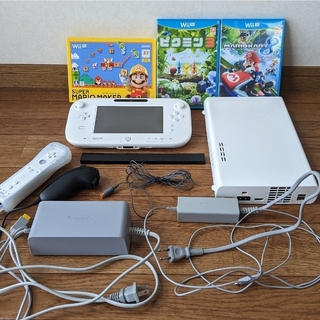 ウィーユー(Wii U)のWii U　本体　リモコン　ケーブル　一式　ソフト3本(家庭用ゲーム機本体)
