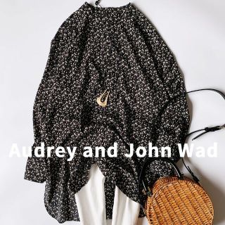 オードリーアンドジョンワッド(audrey and john wad)の極美品 オードリーアンドジョンワッド バンドカラーバックスリット花柄ブラウス 黒(シャツ/ブラウス(長袖/七分))