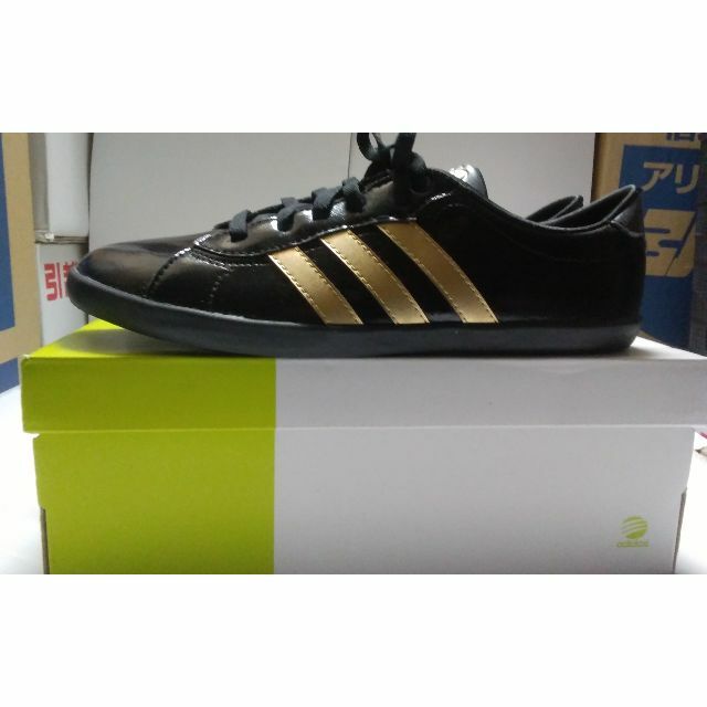 adidas(アディダス)の【新品】adidas スニーカー 24.5cm　スポーツシューズ レディースの靴/シューズ(スニーカー)の商品写真