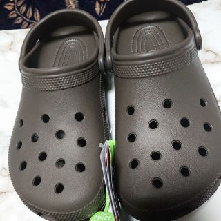 クロックス(crocs)のクロックスクラシック新品未使用24cmチョコレート(サンダル)