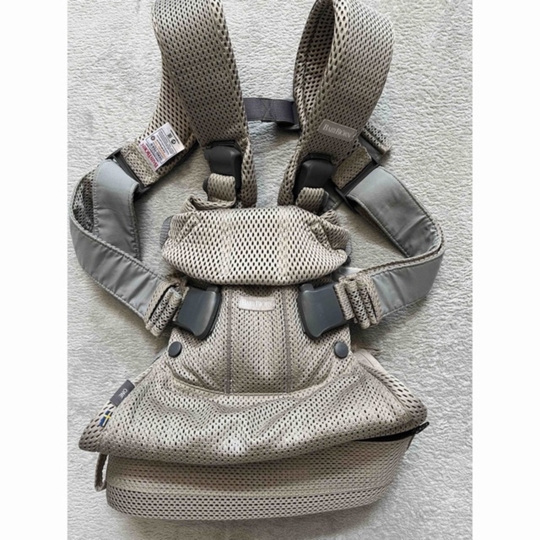 BABYBJORN(ベビービョルン)の【美品】ベビービョルン ゴールド Air KAI ONE 抱っこひも キッズ/ベビー/マタニティの外出/移動用品(抱っこひも/おんぶひも)の商品写真