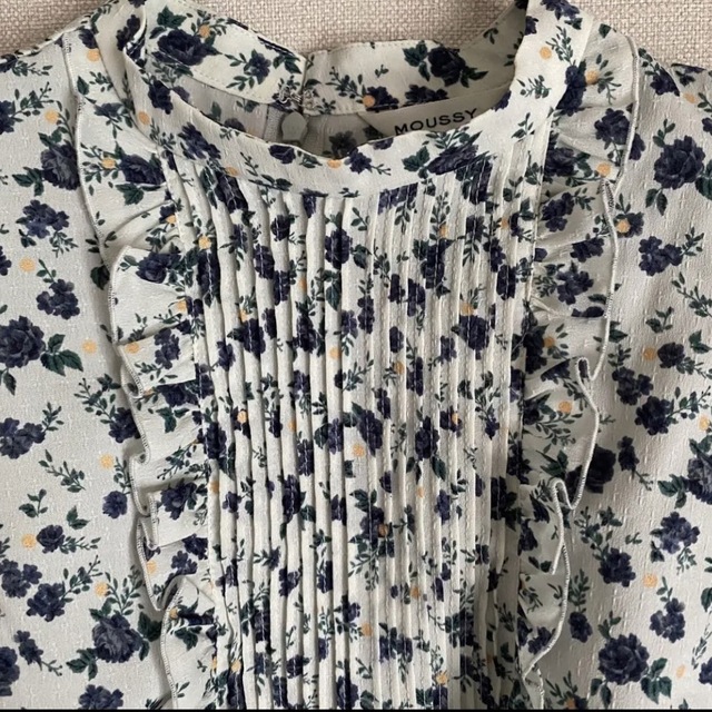 moussy(マウジー)のmoussy 花柄ブラウス レディースのトップス(シャツ/ブラウス(長袖/七分))の商品写真