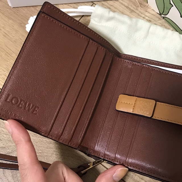 LOEWE(ロエベ)のLOEWE ロエベ  2つ折り　コンパクトウォレット レディースのファッション小物(財布)の商品写真