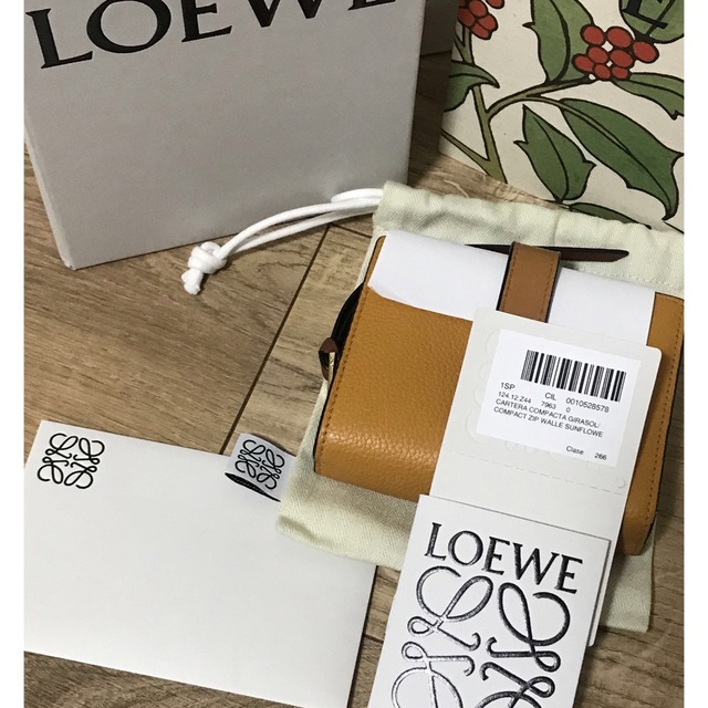 LOEWE(ロエベ)のLOEWE ロエベ  2つ折り　コンパクトウォレット レディースのファッション小物(財布)の商品写真