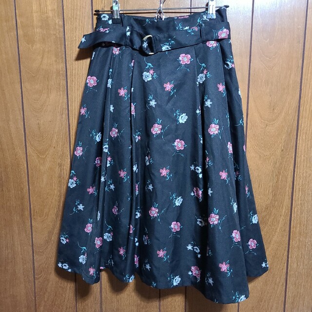 HONEYS(ハニーズ)のHoneys 花柄スカート 黒 レディースのスカート(ひざ丈スカート)の商品写真