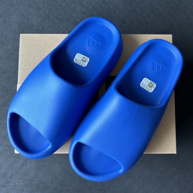 adidas(アディダス)のADIDAS YEEZY SLIDE ID4133  AZURE 27.5cm メンズの靴/シューズ(サンダル)の商品写真