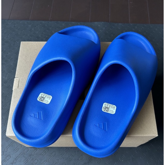 adidas(アディダス)のADIDAS YEEZY SLIDE ID4133  AZURE 27.5cm メンズの靴/シューズ(サンダル)の商品写真