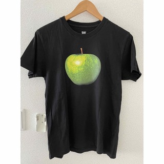 グラニフ(Design Tshirts Store graniph)のグラニフ × THE BEATLES  青リンゴ Tシャツ 半袖 ブラック(Tシャツ/カットソー(半袖/袖なし))
