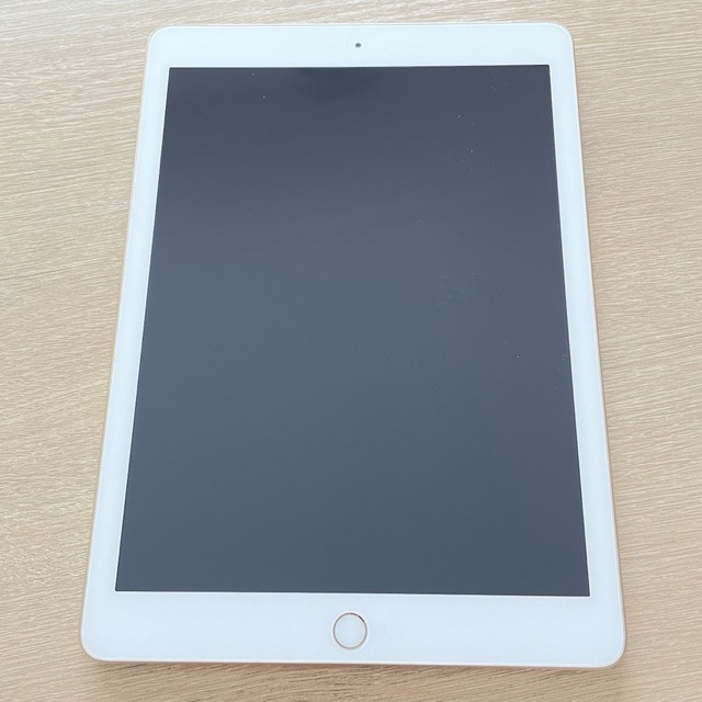 Apple(アップル)のiPad 第5世代 WiFi 32GB ゴールド スマホ/家電/カメラのPC/タブレット(タブレット)の商品写真
