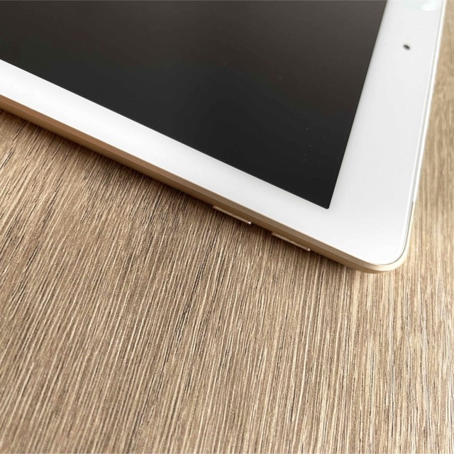 Apple(アップル)のiPad 第5世代 WiFi 32GB ゴールド スマホ/家電/カメラのPC/タブレット(タブレット)の商品写真