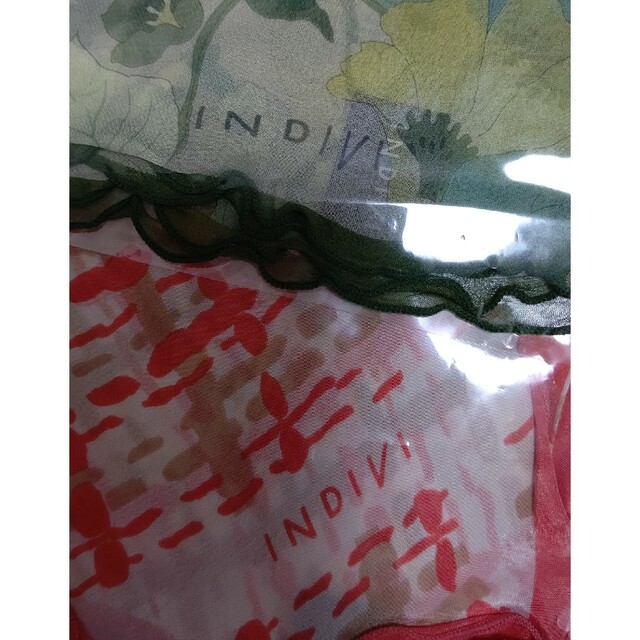 INDIVI(インディヴィ)の【お値下げ】INDIVI  シルク100% 新品 スカーフ4枚セット レディースのファッション小物(バンダナ/スカーフ)の商品写真