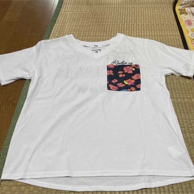 RODEO CROWNS WIDE BOWL(ロデオクラウンズワイドボウル)のロデオ　Tシャツ　Vネック レディースのトップス(Tシャツ(半袖/袖なし))の商品写真