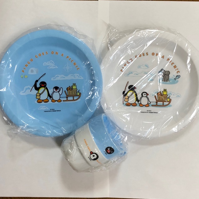 ピングーコップ2個　と　皿2枚 エンタメ/ホビーのおもちゃ/ぬいぐるみ(キャラクターグッズ)の商品写真