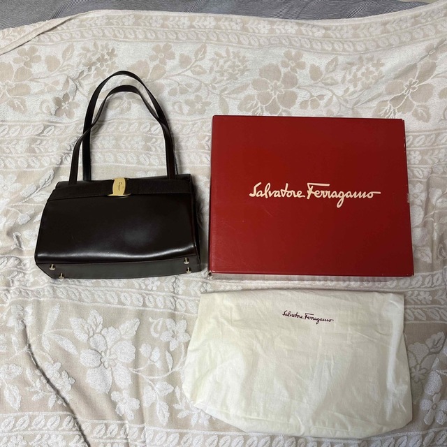 Salvatore Ferragamo ワンショルダー　バッグ　ヴァラ　黒　赤