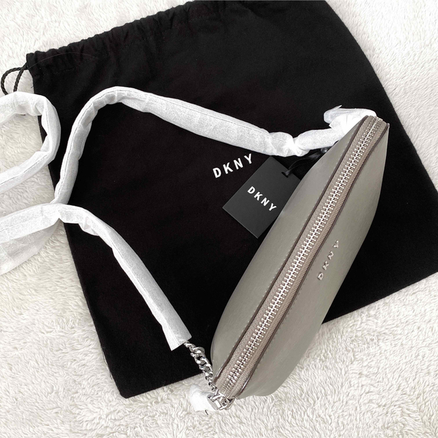 DKNY(ダナキャランニューヨーク)のDKNY Bryant レザー ショルダー バッグ グレー　シルバー　チェーン レディースのバッグ(ショルダーバッグ)の商品写真