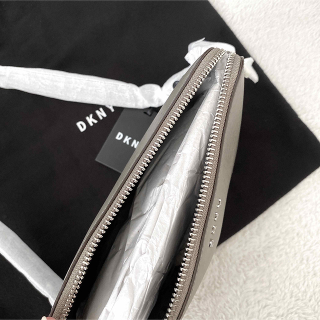 DKNY(ダナキャランニューヨーク)のDKNY Bryant レザー ショルダー バッグ グレー　シルバー　チェーン レディースのバッグ(ショルダーバッグ)の商品写真