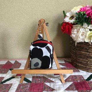 マリメッコ(marimekko)のマリメッコ  生地　ハンドメイド　ミニウニッコ　ブラック　キーホルダーポーチ(ポーチ)