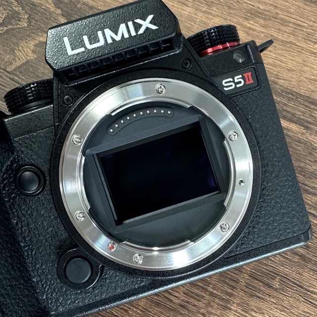 Panasonic(パナソニック)のもも様専用LUMIXs5ii ダブルレンズキット予約購入品バーコード切り取りなし スマホ/家電/カメラのカメラ(ミラーレス一眼)の商品写真