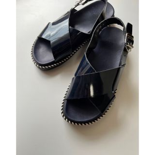 ザラ(ZARA)のエナメル　ネイビー　フラット　サンダル　23.5(サンダル)