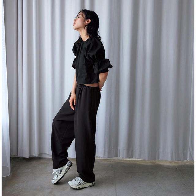 meer.  MAT SATIN RELAX PANTS 黒 レディースのパンツ(カジュアルパンツ)の商品写真