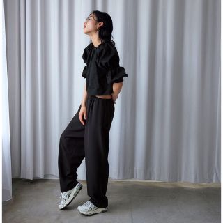 meer.  MAT SATIN RELAX PANTS 黒(カジュアルパンツ)