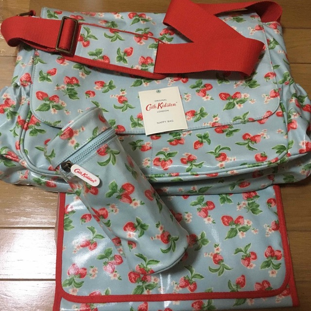 Cath Kidston(キャスキッドソン)の【美品】Cath Kidstonマザーズバッグ ナッピーバッグ３点セットいちご柄 キッズ/ベビー/マタニティのマタニティ(マザーズバッグ)の商品写真