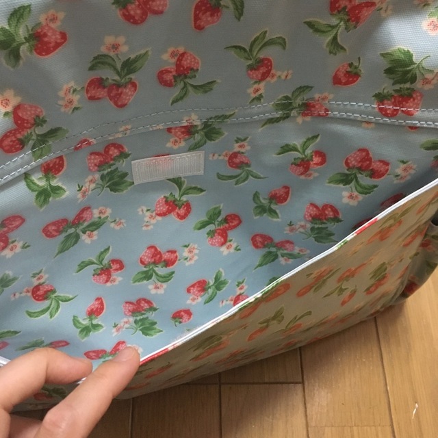 Cath Kidston(キャスキッドソン)の【美品】Cath Kidstonマザーズバッグ ナッピーバッグ３点セットいちご柄 キッズ/ベビー/マタニティのマタニティ(マザーズバッグ)の商品写真