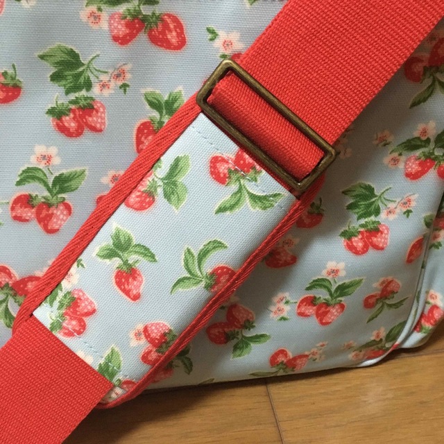 Cath Kidston(キャスキッドソン)の【美品】Cath Kidstonマザーズバッグ ナッピーバッグ３点セットいちご柄 キッズ/ベビー/マタニティのマタニティ(マザーズバッグ)の商品写真