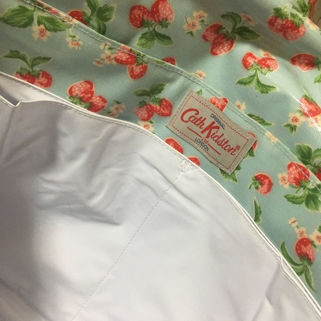 Cath Kidston(キャスキッドソン)の【美品】Cath Kidstonマザーズバッグ ナッピーバッグ３点セットいちご柄 キッズ/ベビー/マタニティのマタニティ(マザーズバッグ)の商品写真