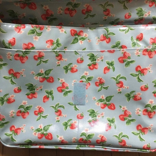 Cath Kidston(キャスキッドソン)の【美品】Cath Kidstonマザーズバッグ ナッピーバッグ３点セットいちご柄 キッズ/ベビー/マタニティのマタニティ(マザーズバッグ)の商品写真