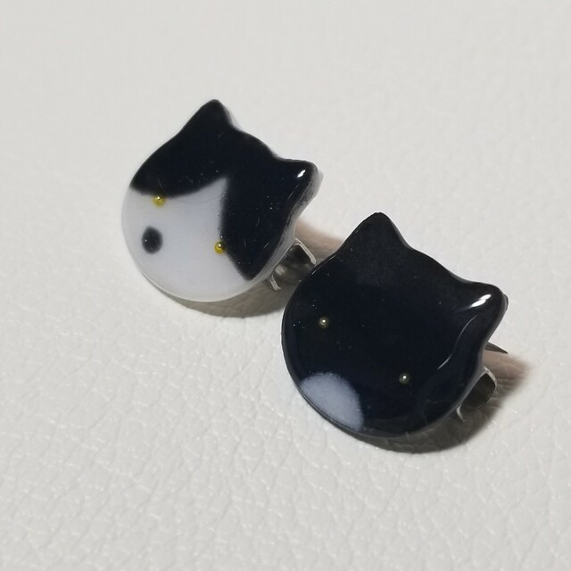 【㉝】^•ᢦ•^ ♪ねこブローチ 2個組 ハンドメイド♪ ハンドメイドのアクセサリー(コサージュ/ブローチ)の商品写真