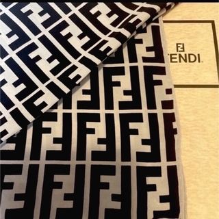 フェンディ(FENDI)の専用　SALE フェンディ　シルクスカーフ⬜️⬛️  モノトーン　ズッカ 総柄(バンダナ/スカーフ)