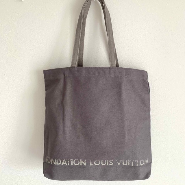LOUIS VUITTON(ルイヴィトン)のフォンダシオン ルイヴィトン トート ポケット付 グレー ルイヴィトン美術館 レディースのバッグ(トートバッグ)の商品写真