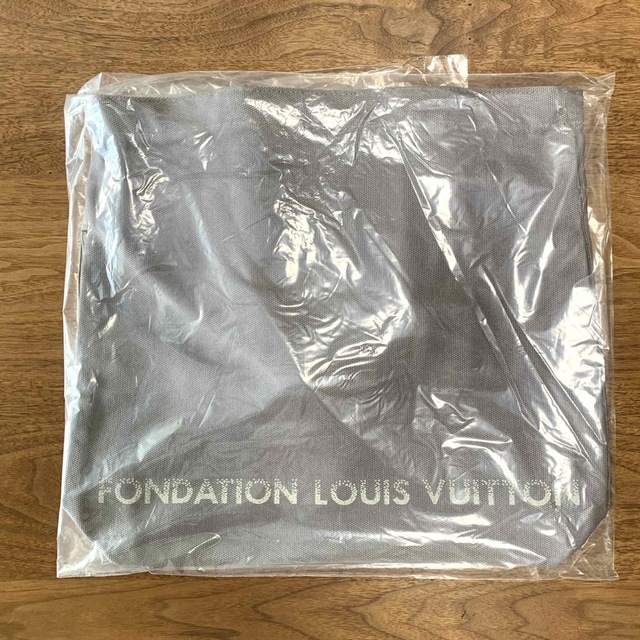 LOUIS VUITTON(ルイヴィトン)のフォンダシオン ルイヴィトン トート ポケット付 グレー ルイヴィトン美術館 レディースのバッグ(トートバッグ)の商品写真